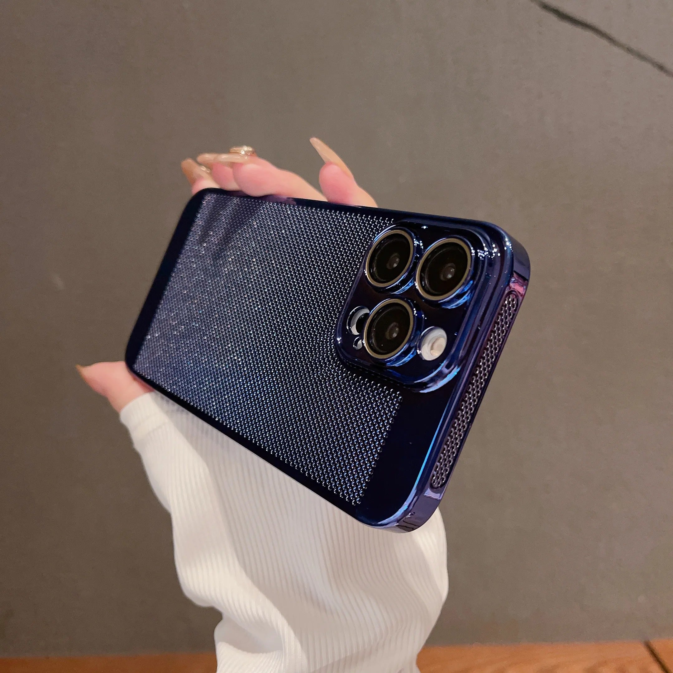 Luxury iPhone Case — Heat-Dissipation Electroplated Hollow PC Shell with Lightweight Anti-Fingerprint Anti-Scratch Cooling Design & Non-Slip Half-Wrapped Protection