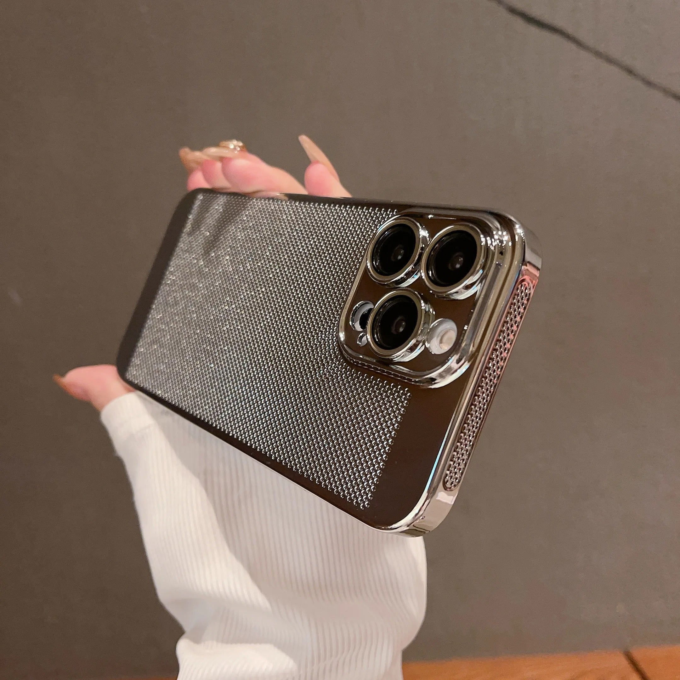 Luxury iPhone Case — Heat-Dissipation Electroplated Hollow PC Shell with Lightweight Anti-Fingerprint Anti-Scratch Cooling Design & Non-Slip Half-Wrapped Protection