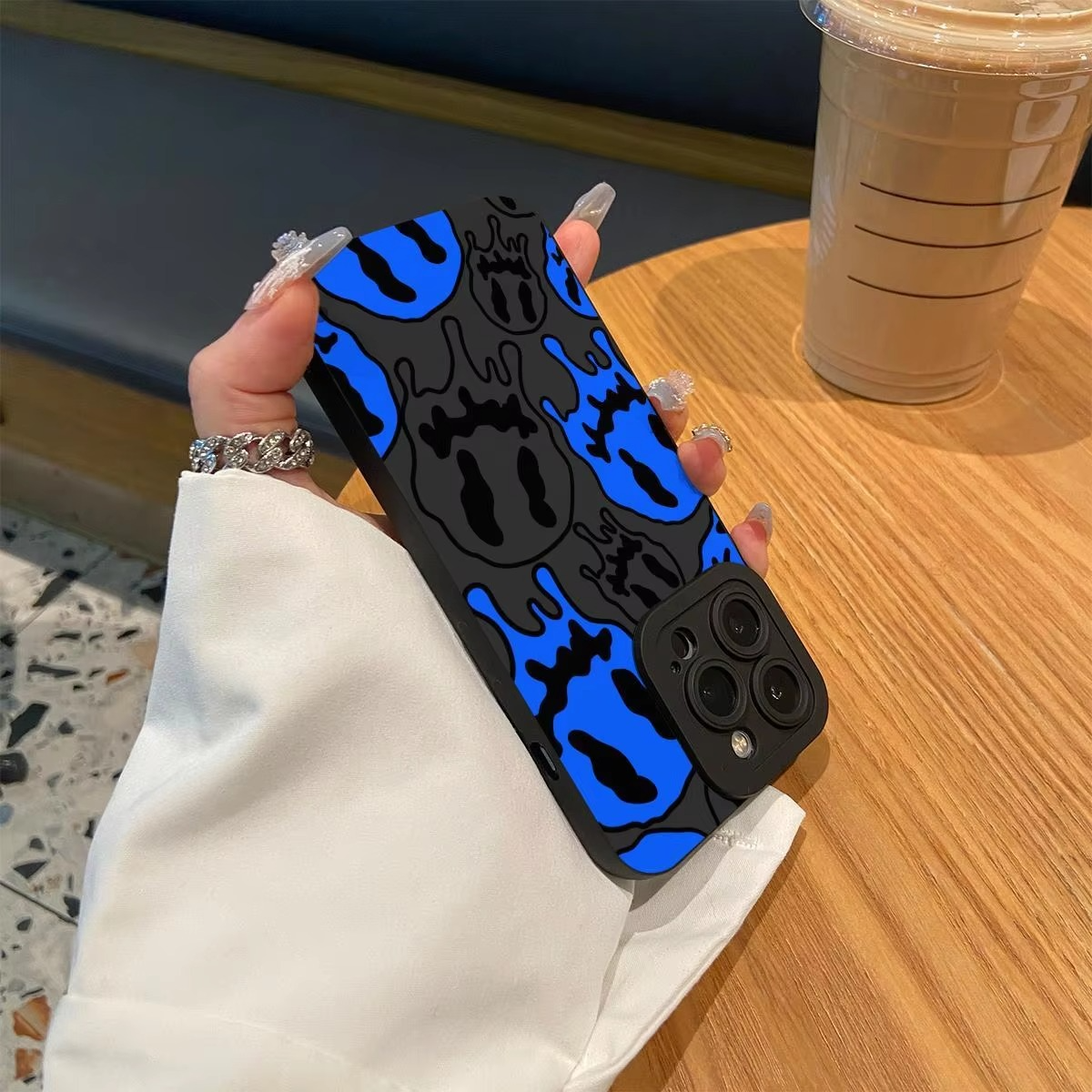 Luxury iPhone Case — Fashion Smile Face Pattern Silicone Cover with Soft-Touch Finish, Lightweight Protection & Everyday Grip Design