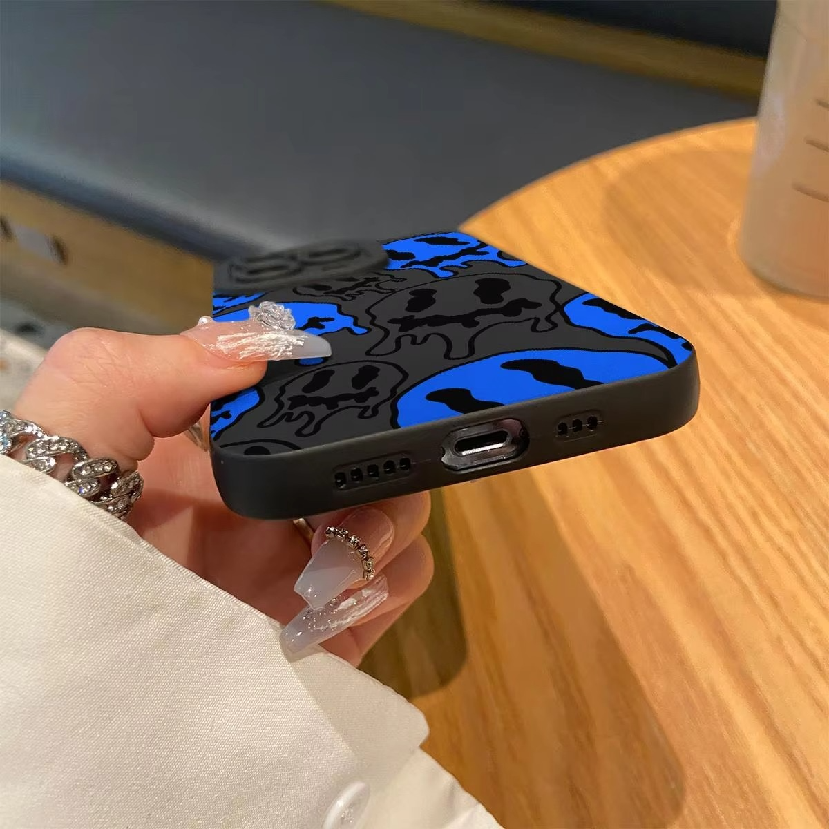 Luxury iPhone Case — Fashion Smile Face Pattern Silicone Cover with Soft-Touch Finish, Lightweight Protection & Everyday Grip Design