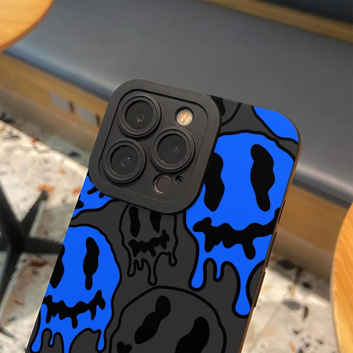 Luxury iPhone Case — Fashion Smile Face Pattern Silicone Cover with Soft-Touch Finish, Lightweight Protection & Everyday Grip Design